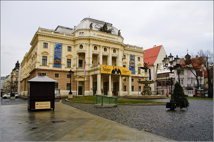 Словакия. Братислава. Фото города. Словацкий национальный театр