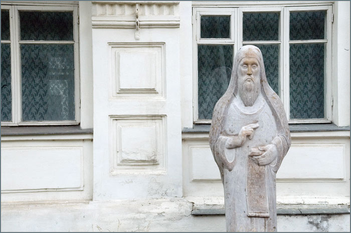 Николо-Угрешский монастырь. Монах. Статуя.