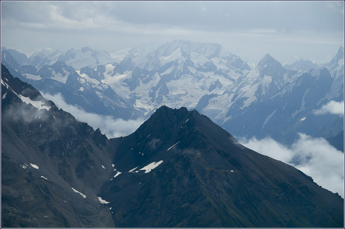 Эльбрус. Вид на главный Кавказский хребет