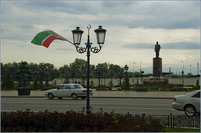 Грозный. Флаг Чечни на фоне памятника Кадырову
