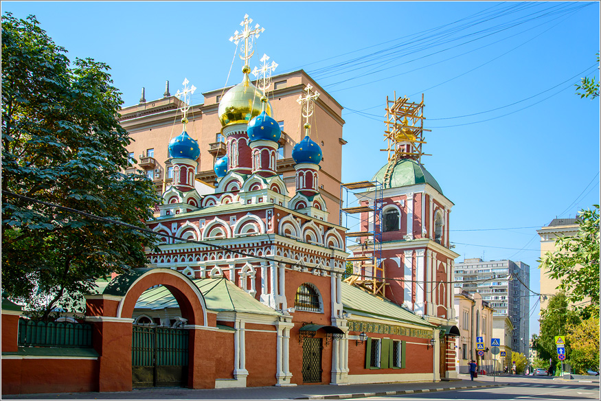  Церковь Успения Пресвятой Богородицы в Гончарах. Москва. Фото.