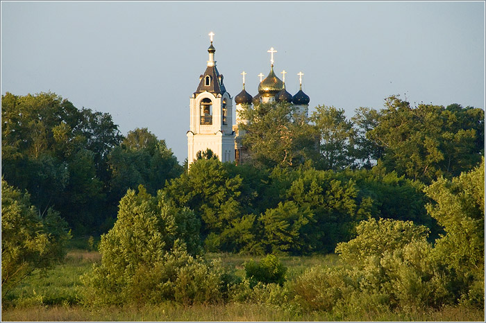 Москва-река. Церковь Троицы Живоначальной в Фаустово