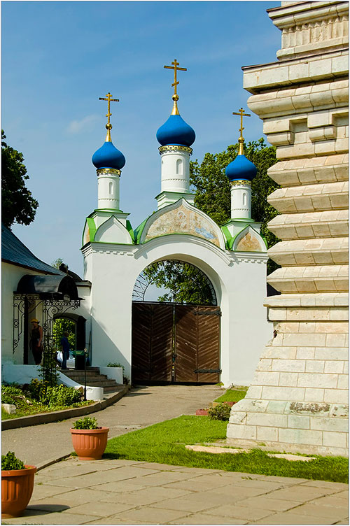   Святые врата. Иоанно-Богословский монастырь и святой источник в Пощупово