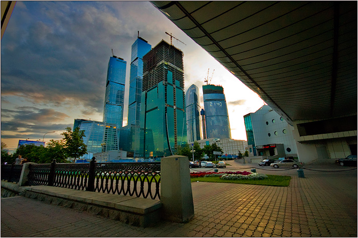 Вид на Москва-Сити из-под моста Багратион